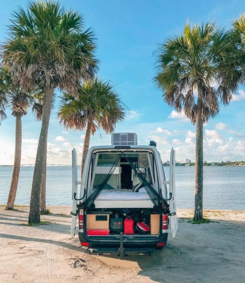 Комфорт в обмен на впечатления: Супруги из Флориды продали все и отправились путешествовать на фургоне