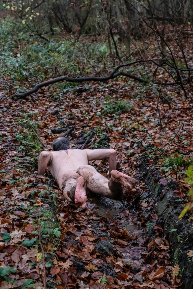 Фотография: Парочка нудистов из Великобритании делает смешные фотографии в лесу, борясь со стрессом во время пандемии №4 - BigPicture.ru