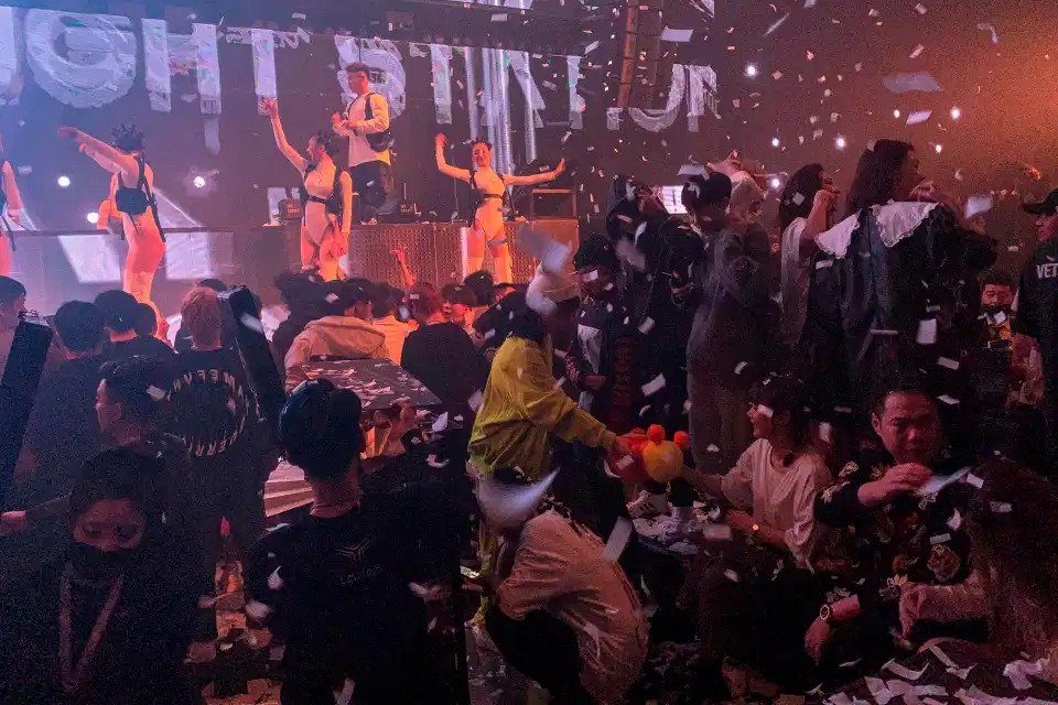 Фотография: Пир во время чумы: как в Ухане народ гуляет на вечеринках, пока весь мир борется с коронавирусом №1 - BigPicture.ru
