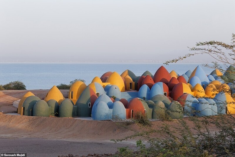 Фотография: Как выглядит Маджара, яркий мультяшный курорт на иранском острове Ормуз №5 - BigPicture.ru