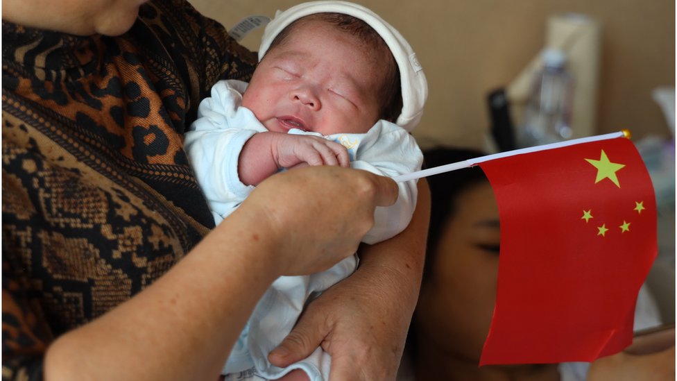 Почему рождаемость в Китае всего за год упала на 30%