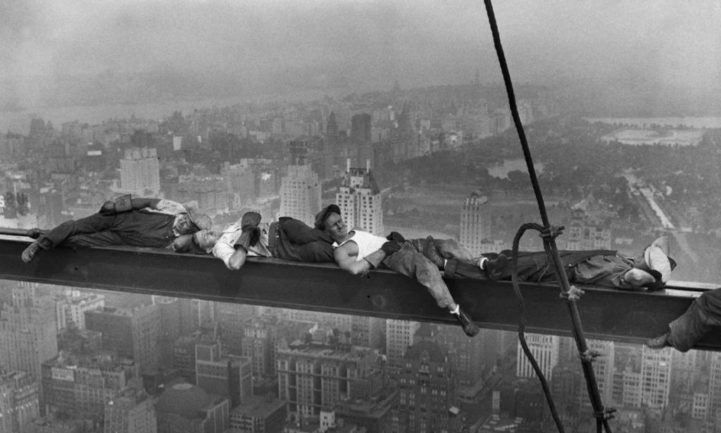 Обед на балке небоскреба Рокфеллер-плаза: секрет одного из известнейших фото 20 века