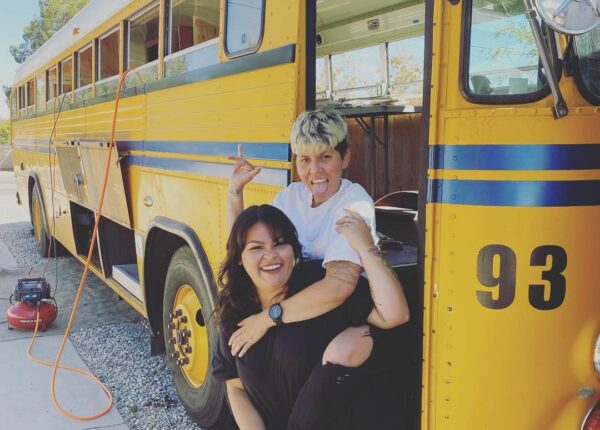 Две лесбиянки из США купили старый школьный автобус и превратили его в дом на колесах