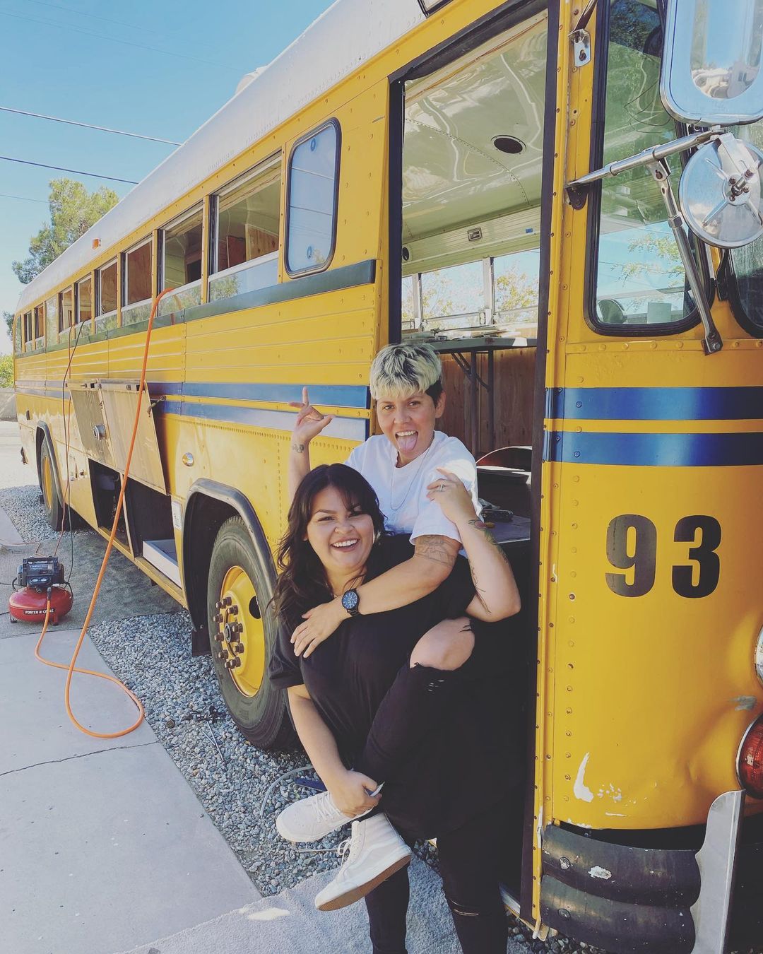 Фотография: Две лесбиянки из США купили старый школьный автобус и превратили его в дом на колесах №1 - BigPicture.ru