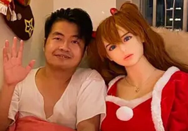 В семье китайца, женатого на секс-кукле, появилось пополнение