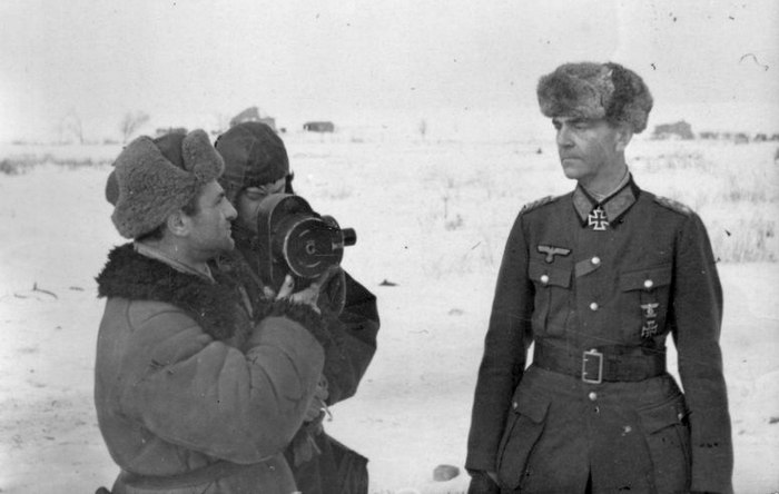 Фотография: Военнопленный фельдмаршал Паулюс общается с советскими журналистами - BigPicture.ru