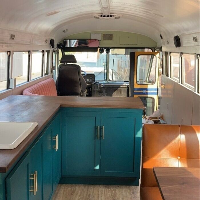Фотография: Две лесбиянки из США купили старый школьный автобус и превратили его в дом на колесах №11 - BigPicture.ru