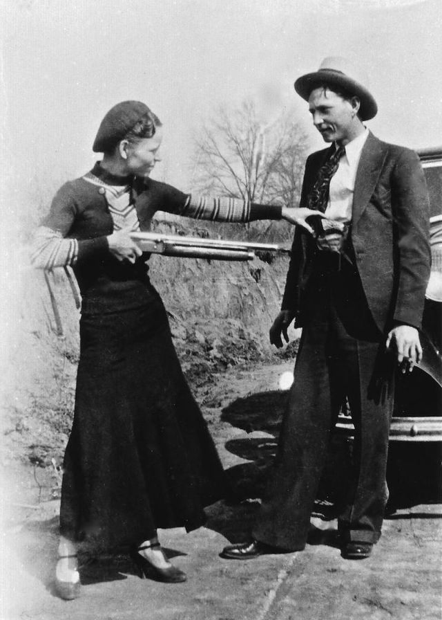 Фотография: Фотографии настоящих Бонни и Клайда, снятые в 1933 году №8 - BigPicture.ru