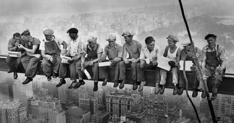 Обед на балке небоскреба Рокфеллер-плаза: секрет одного из известнейших фото 20 века