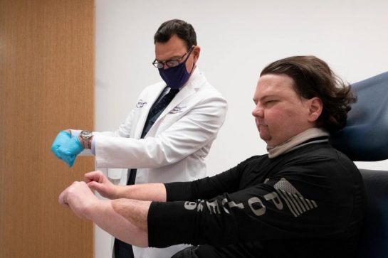Фотография: Пострадавшему в аварии американцу впервые в мире пересадили лицо и обе руки №4 - BigPicture.ru