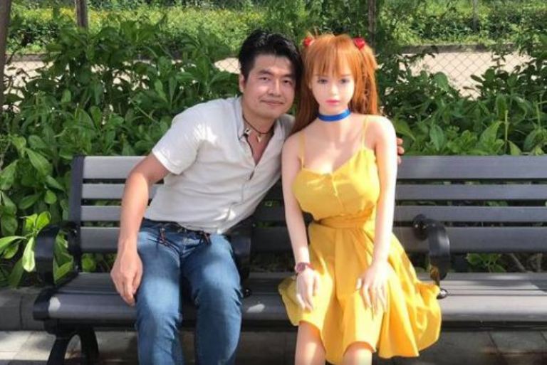 Фотография: В семье китайца, женатого на секс-кукле, появилось пополнение №2 - BigPicture.ru
