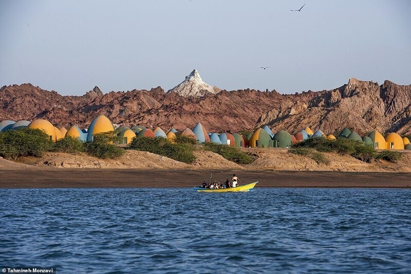Фотография: Как выглядит Маджара, яркий мультяшный курорт на иранском острове Ормуз №11 - BigPicture.ru