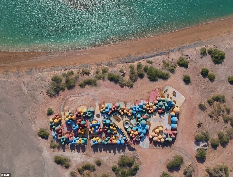 Фотография: Как выглядит Маджара, яркий мультяшный курорт на иранском острове Ормуз №4 - BigPicture.ru