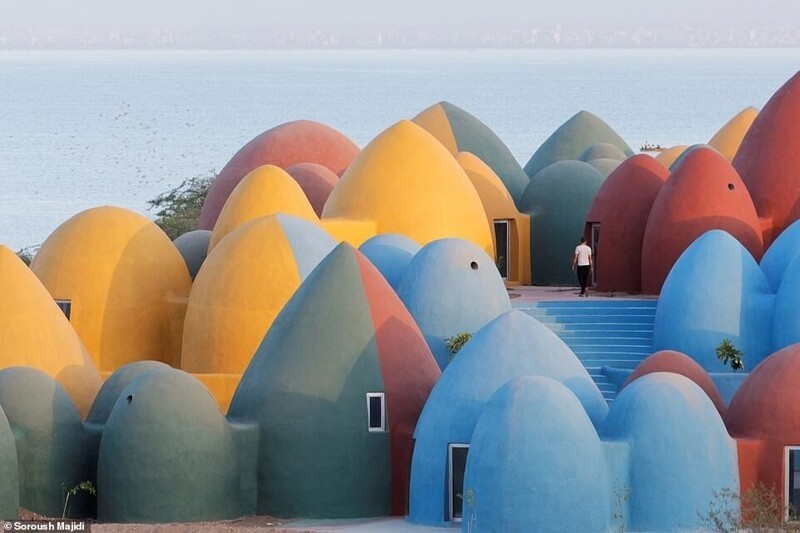 Фотография: Как выглядит Маджара, яркий мультяшный курорт на иранском острове Ормуз №2 - BigPicture.ru