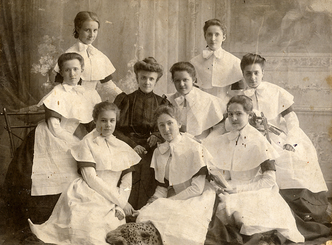 Воспитанницы Харьковского института благородных девиц с учительницей