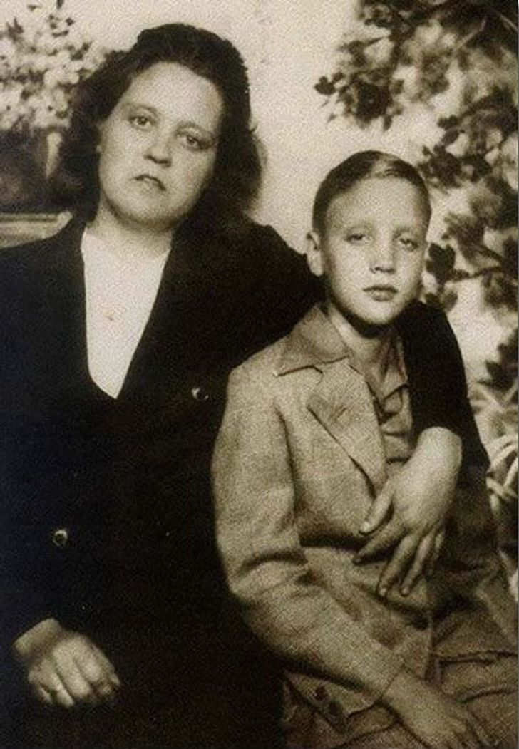 Элвис Пресли с матерью Глэдис