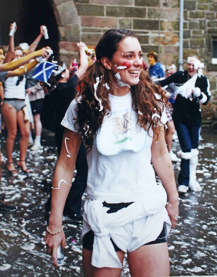 Кейт Миддлтон студенческая вечеринка пенная дискотека университет