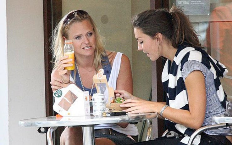 Кейт Миддлтон в кафе простое питание студенческая еда