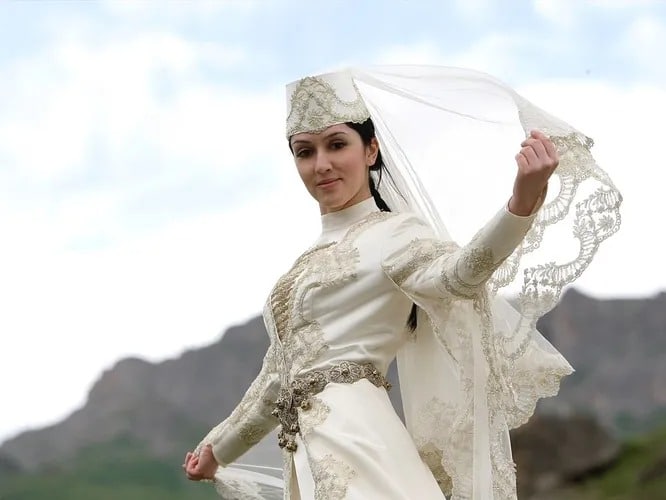 Фотография: Как выглядят невесты в Косово или Осетии? Самые эффектные бьюти-образы со свадеб №3 - BigPicture.ru
