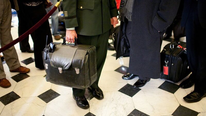 Фотография: Как американские президенты теряли ядерный чемоданчик и коды запуска №3 - BigPicture.ru