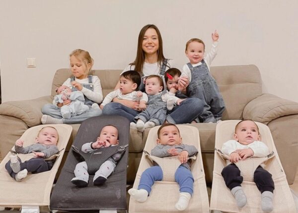 23-летняя россиянка за год стала матерью десяти малышей, и все они — ее биологические дети