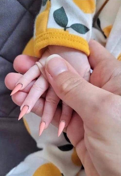 Фотография: Мать обвинили в жестоком обращении с ребенком за наращенные ногти маленькой дочери №3 - BigPicture.ru