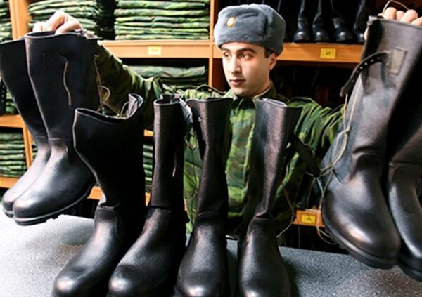 Почему неказистые «кирзачи» стали самой популярной обувью в СССР
