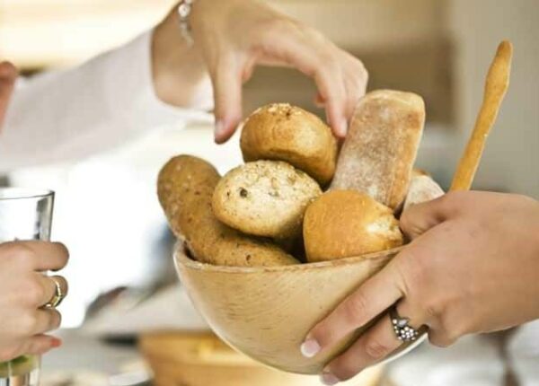 Почему в ресторанах хлеб подают бесплатно и перед другими блюдами