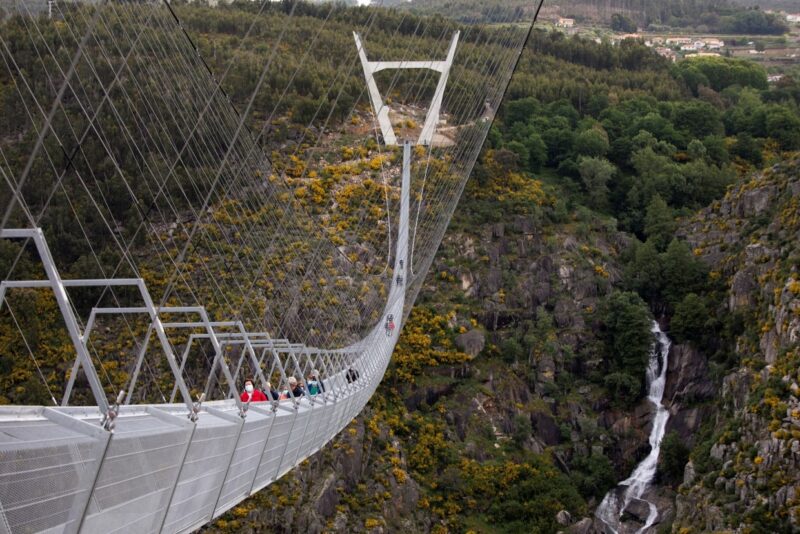 10 минут над пропастью: в Португалии открыли самый длинный подвесной мост