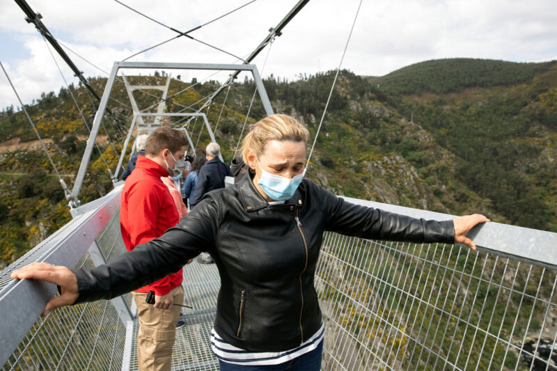 Фотография: 10 минут над пропастью: в Португалии открыли самый длинный подвесной мост №2 - BigPicture.ru