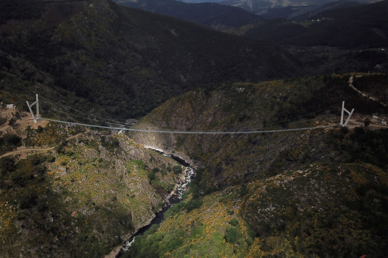 Фотография: 10 минут над пропастью: в Португалии открыли самый длинный подвесной мост №3 - BigPicture.ru