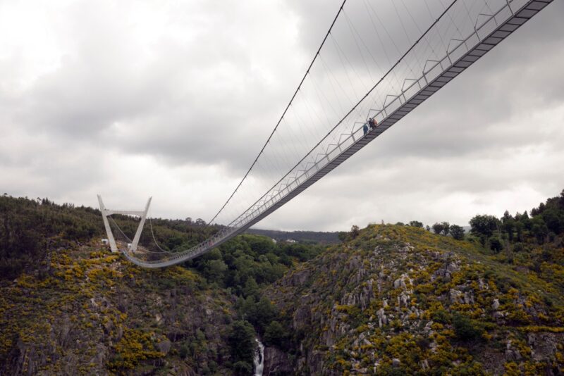 Фотография: 10 минут над пропастью: в Португалии открыли самый длинный подвесной мост №5 - BigPicture.ru
