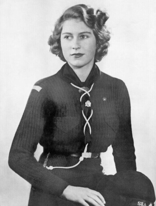 Фотография: 20 черно-белых портретов молодой Елизаветы II в 1940-е годы №16 - BigPicture.ru