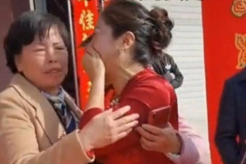Фотография: На свадьбе в Китае мать жениха узнала в невесте свою потерянную дочь №2 - BigPicture.ru