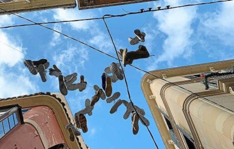 Фотография: 6 теорий, объясняющих странный обычай подвешивать обувь на проводах №10 - BigPicture.ru