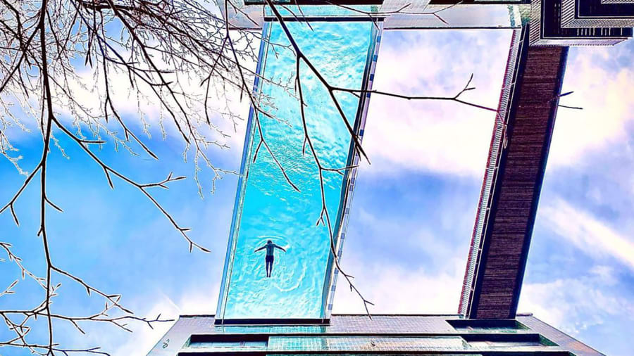 В Лондоне между двумя высотками установили прозрачный бассейн