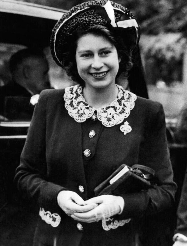Фотография: 20 черно-белых портретов молодой Елизаветы II в 1940-е годы №19 - BigPicture.ru