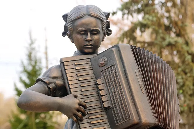 Фотография: Трогающие душу истории детей, которым поставили прижизненные памятники №6 - BigPicture.ru