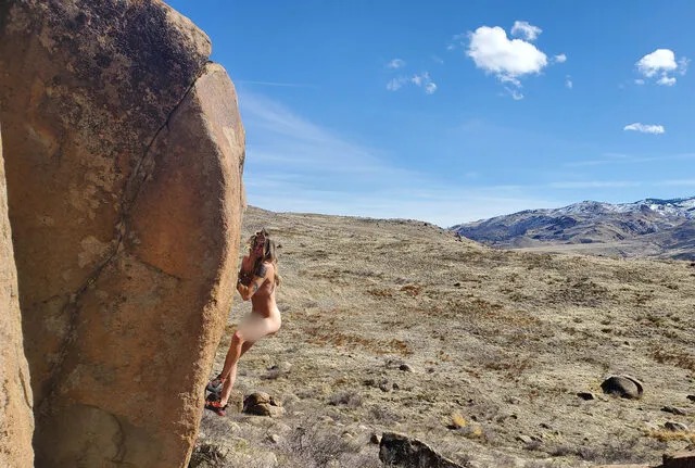Фотография: Не порно, а искусство: как голая альпинистка покоряет горы и соцсети №6 - BigPicture.ru