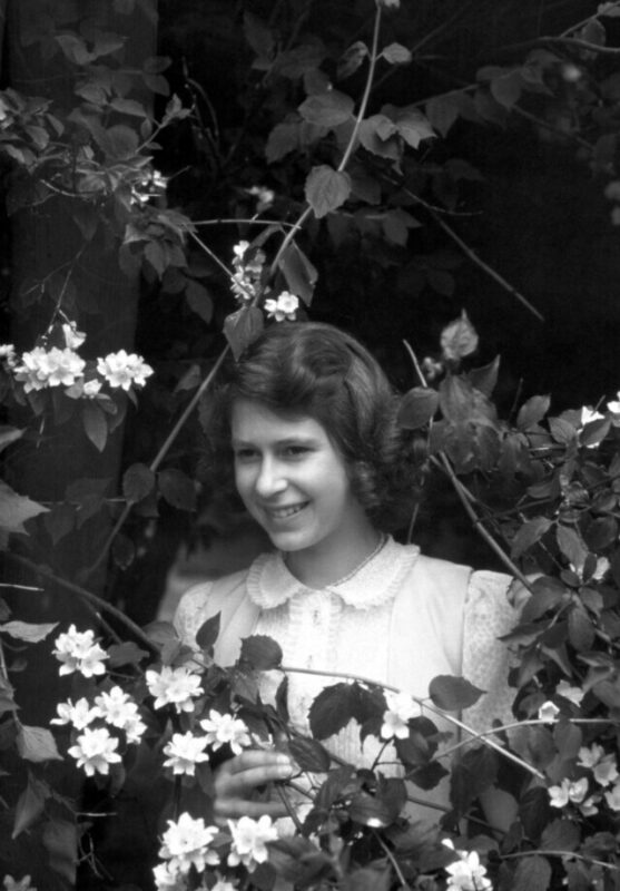 Фотография: 20 черно-белых портретов молодой Елизаветы II в 1940-е годы №4 - BigPicture.ru