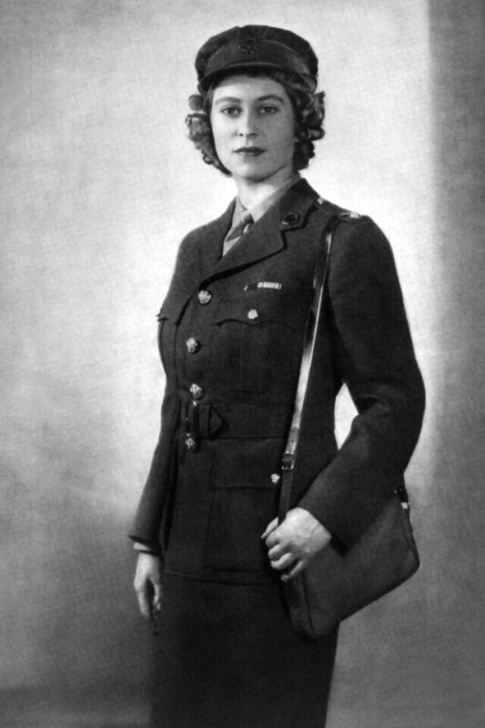 Фотография: 20 черно-белых портретов молодой Елизаветы II в 1940-е годы №13 - BigPicture.ru