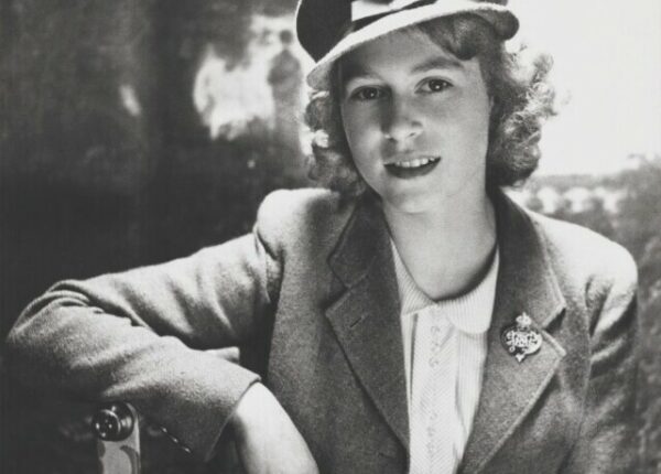 20 черно-белых портретов молодой Елизаветы II в 1940-е годы