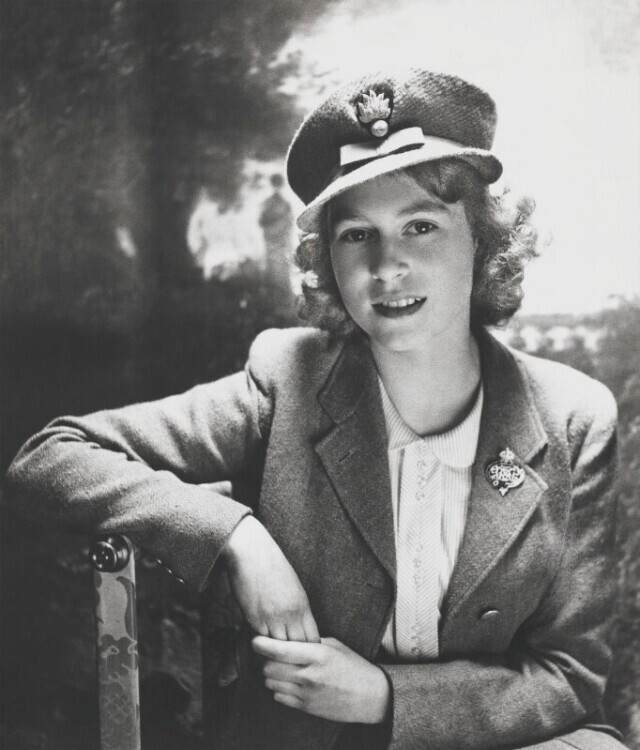 Фотография: 20 черно-белых портретов молодой Елизаветы II в 1940-е годы №17 - BigPicture.ru