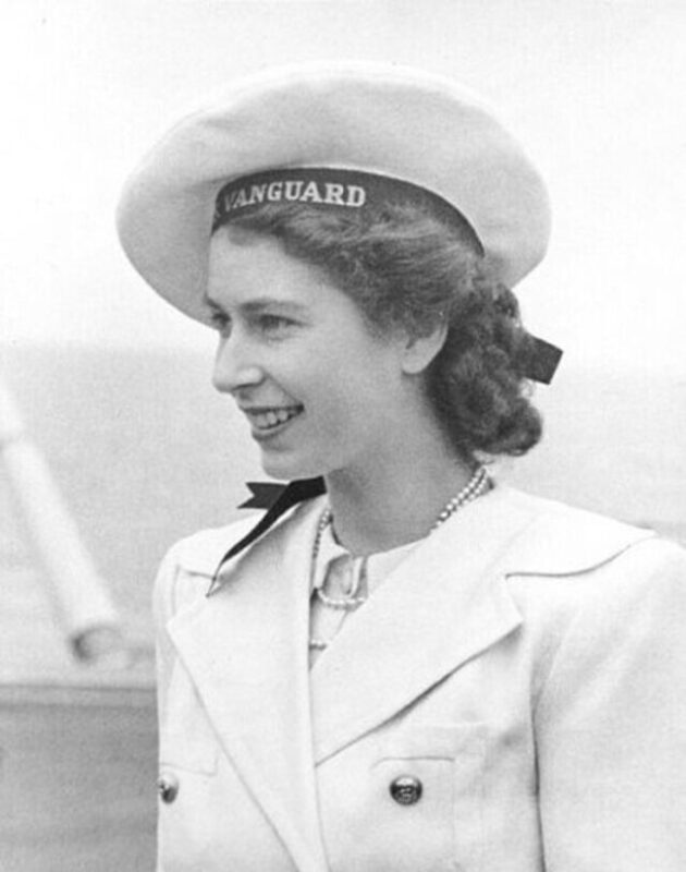 Фотография: 20 черно-белых портретов молодой Елизаветы II в 1940-е годы №10 - BigPicture.ru