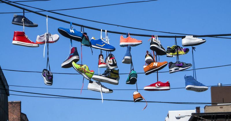 6 теорий, объясняющих странный обычай подвешивать обувь на проводах