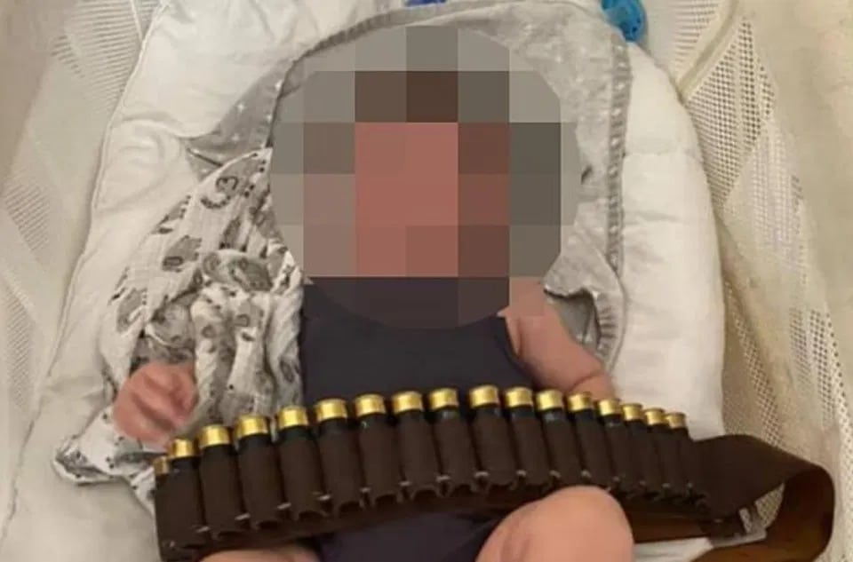 Отец-идиот из Австралии попал под суд за фото новорожденного сына с патронами