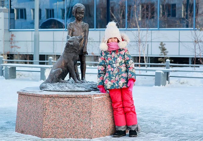 Фотография: Трогающие душу истории детей, которым поставили прижизненные памятники №1 - BigPicture.ru