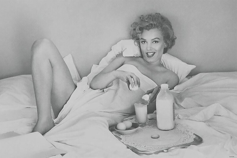 Игривая Мэрилин Монро завтракает в постели