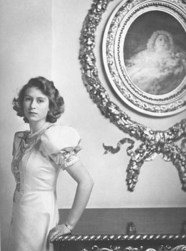 Фотография: 20 черно-белых портретов молодой Елизаветы II в 1940-е годы №5 - BigPicture.ru