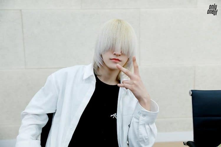 Безликая звезда: почему корейский певец прячет лицо за длинными волосами